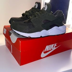 green nike air huaraches